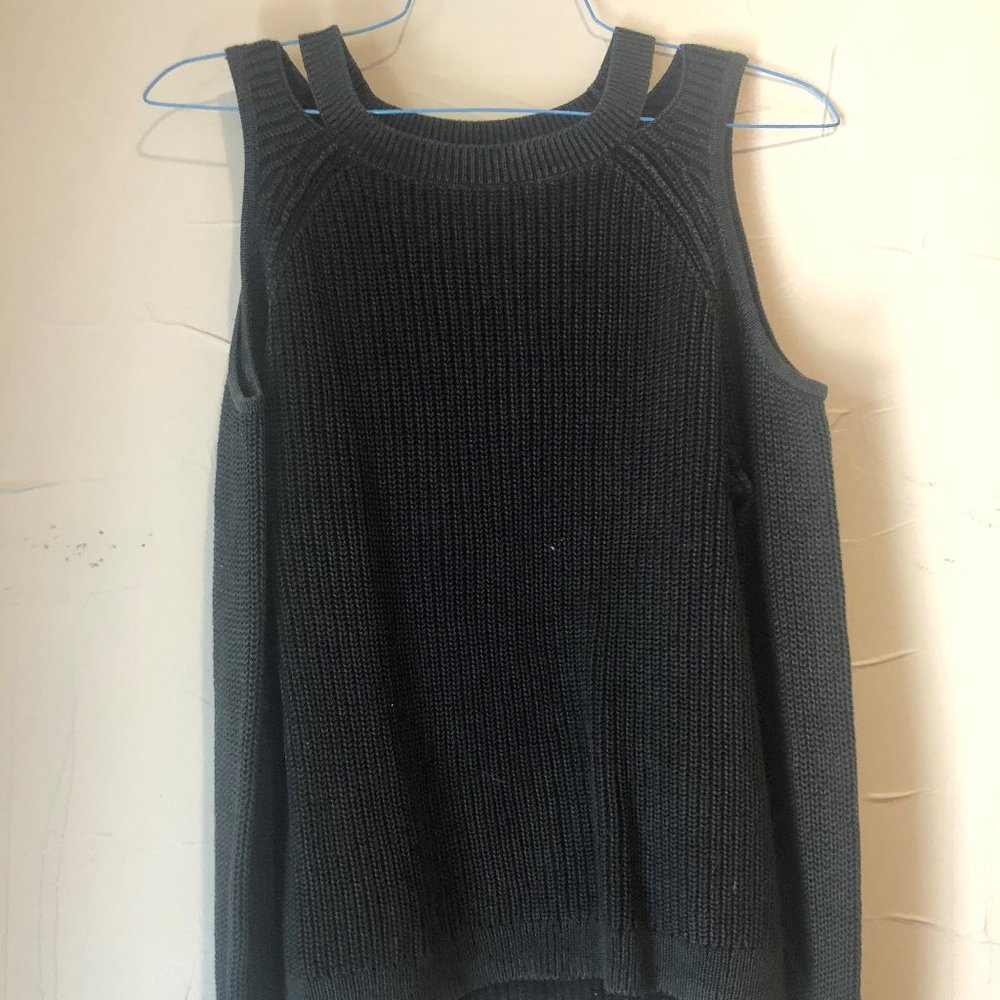 Shoulder-less long-sleeved sweater